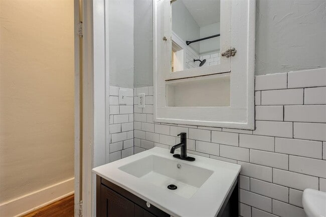 Building Photo - 2611 N Shartel Ave