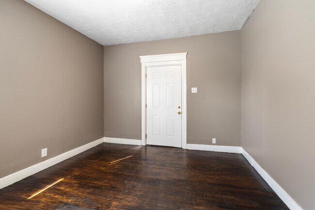 Building Photo - 835 S 38th St