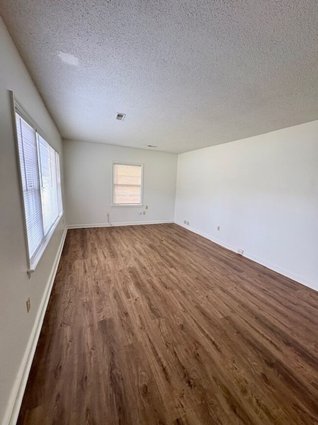 Building Photo - Conveniently Located Two Bedroom Townhome ...