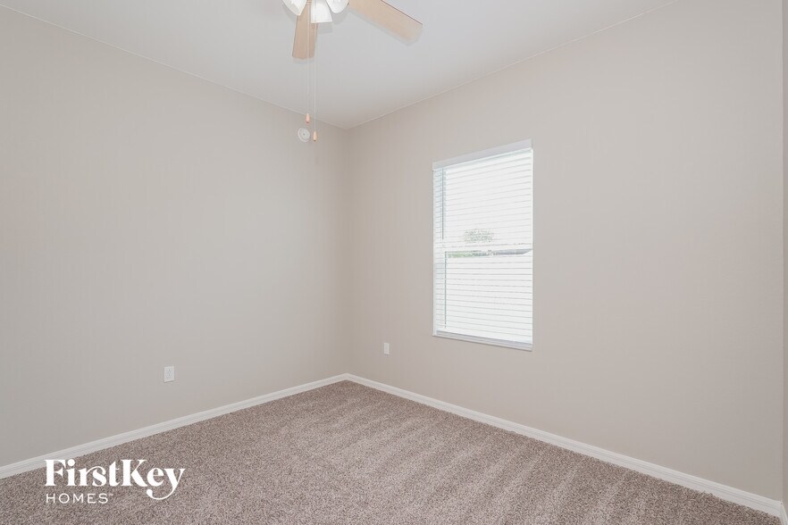 Building Photo - 1970 Country Manor St