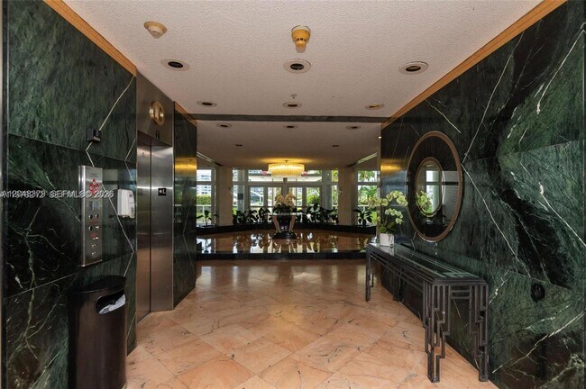 Building Photo - 900 Bay Dr