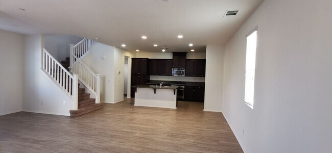 Building Photo - Beautiful large 3 bedroom home in Eastvale!