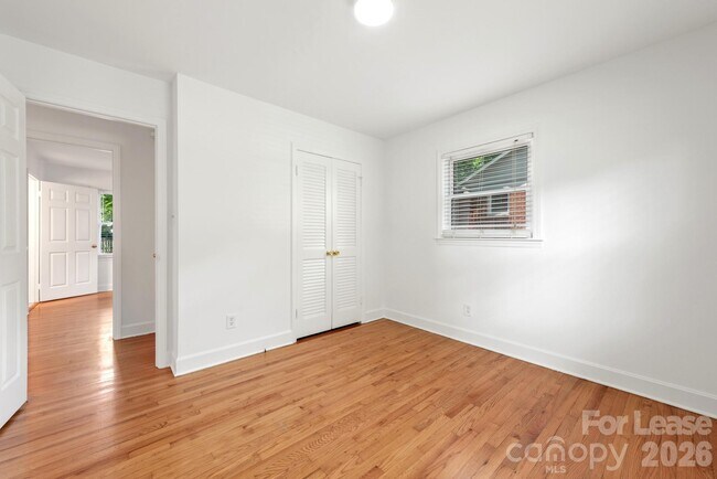 Building Photo - 1129 Eastview Dr