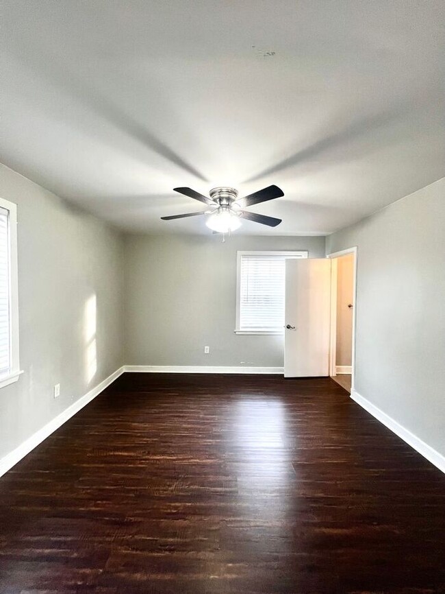 Building Photo - Overton Square Neighborhood Spacious 1bd/1ba!