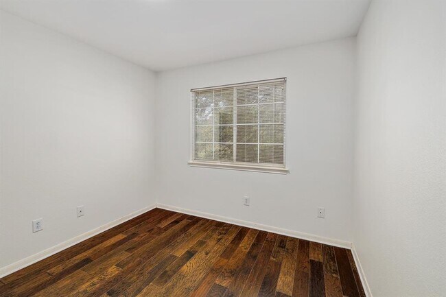 Building Photo - 2023 Wood Glen Dr