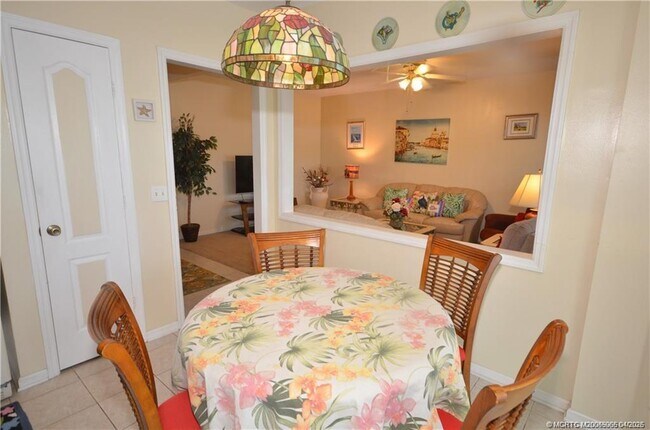 Building Photo - 753 NW Waterlily Pl