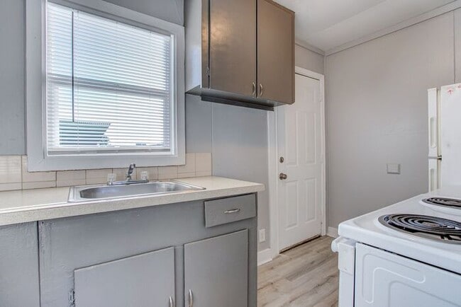 Building Photo - Completely Remodeled unit!! Pets OK.