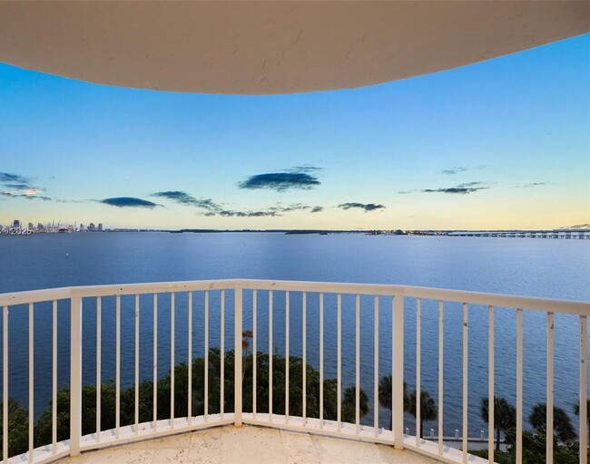 Building Photo - 1420 Brickell Bay Dr