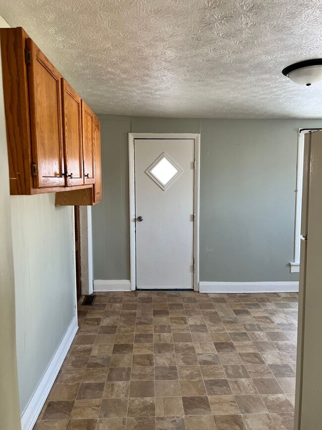 Building Photo - 3 bedroom 1 bath home!