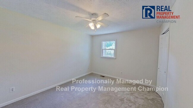 Building Photo - Spacious 3 BD/2.5 BA with Bonus Room on La...