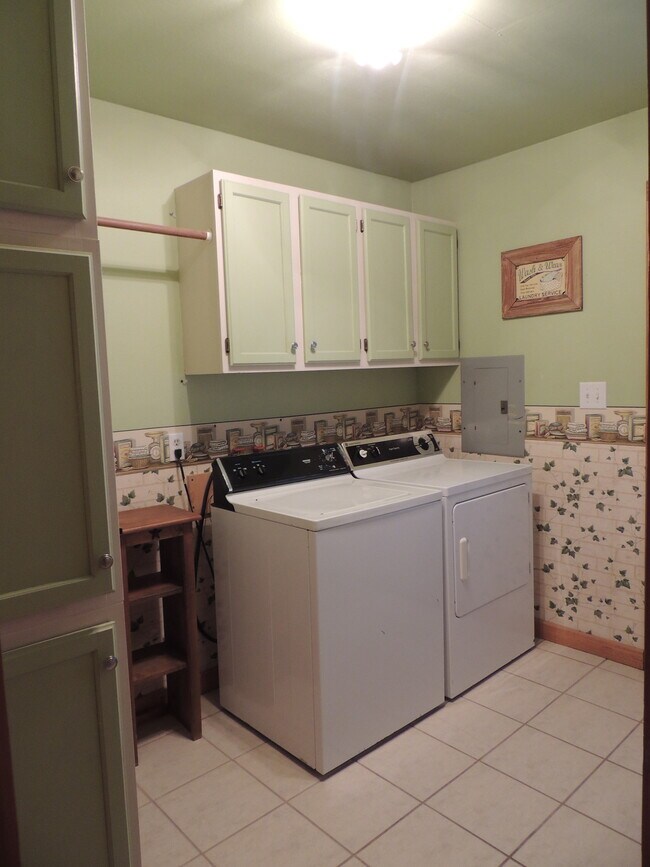 Laundry Room - 910 Perry Ln