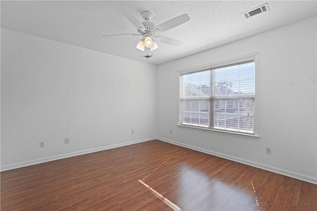 Building Photo - Spacious 3-Bedroom Townhouse in Prime Savannah Location!