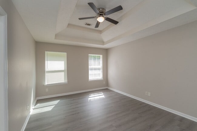 Building Photo - $1,395 - 3 bed/2 bath house for rent, fully renovated!