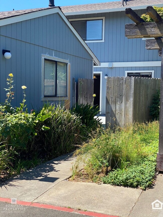 Building Photo - Townhouse in Desirable Location, Near Shopping, Bike Trails, Water & Garbage Included