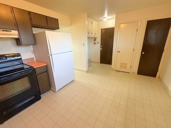 Building Photo - 3 Bedroom House w/ Garage