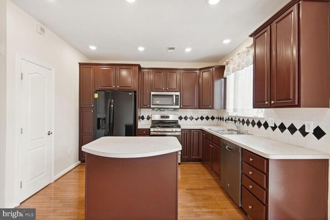 Building Photo - 24707 Kings Canyon Square