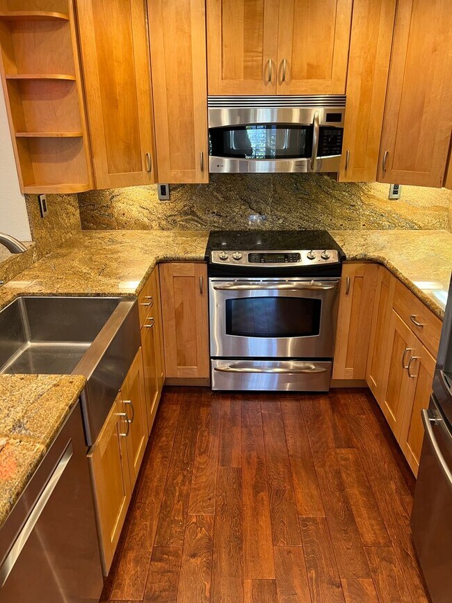 Building Photo - Palo Alto -Updated 3 Bedroom Condo In A Highly Sought After Neighborhood