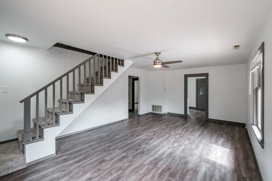 Building Photo - 147 NE Elm St