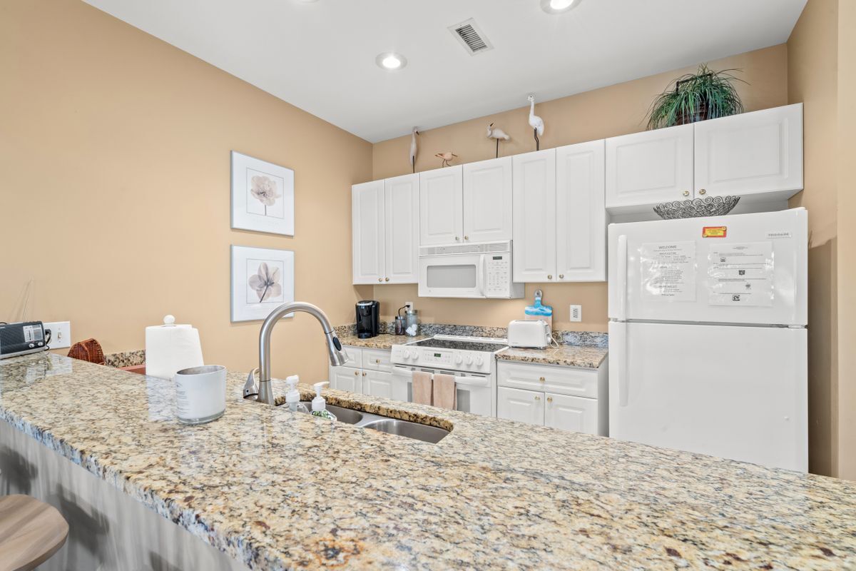 Building Photo - 141-14112 12 Oaks Dr