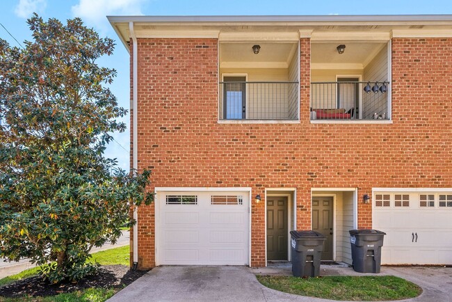 Building Photo - 2 Bedroom 2 1/2 Bath Dog Friendly Condo Fo...