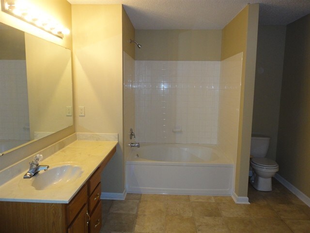 Building Photo - 2324 Shadowbrook Dr