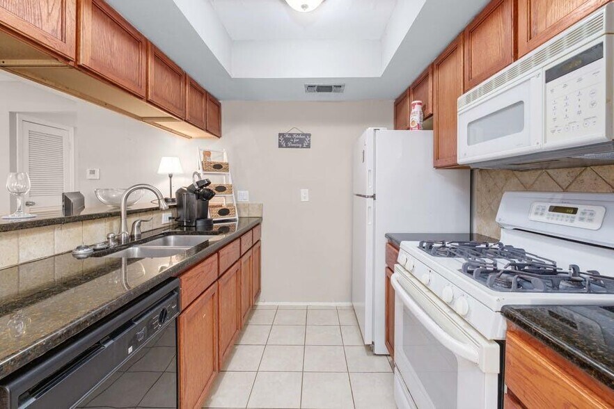 Building Photo - 610 W 35th St
