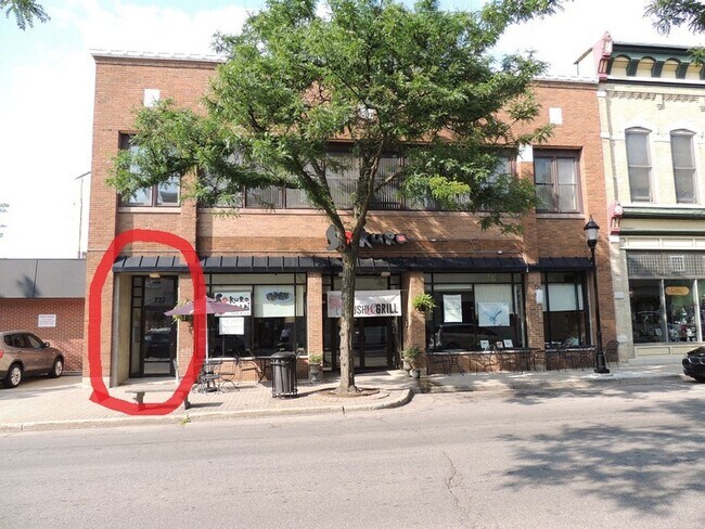 Building Photo - STUDIO Apartment, Hardwood Floors, Tall Ceiling, Downtown Waukesha!