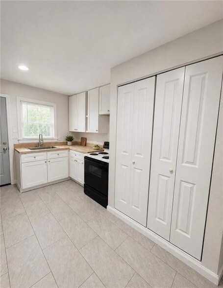 Building Photo - 608 N College Dr