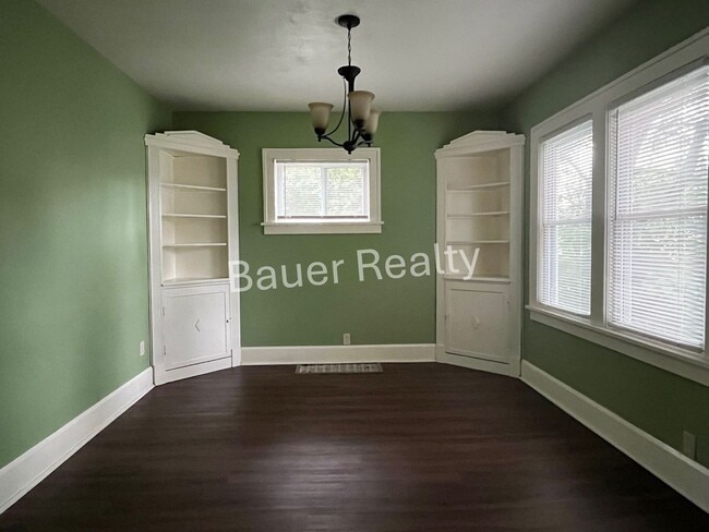 Building Photo - Charming 3 Bedroom Home