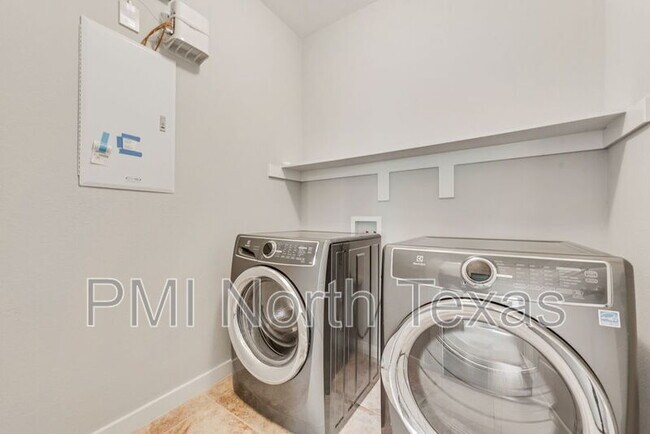 Building Photo - 1900 Spoonbill Dr