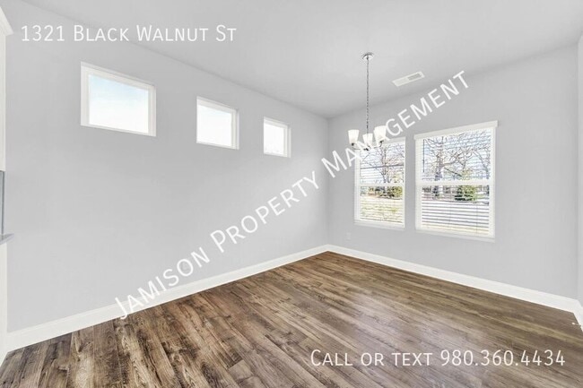 Building Photo - 1321 Black Walnut St