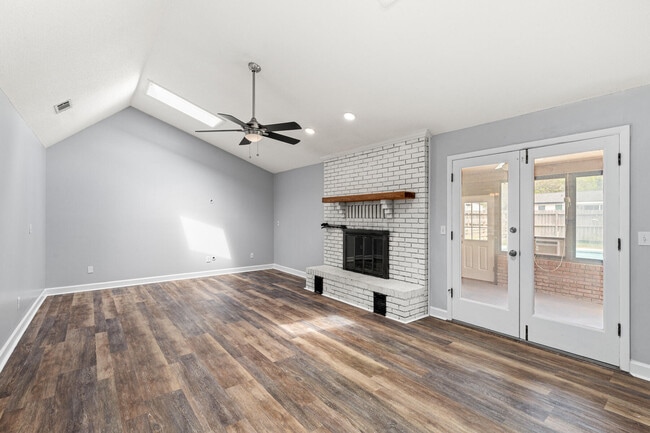 Building Photo - 551 Juanita Ave
