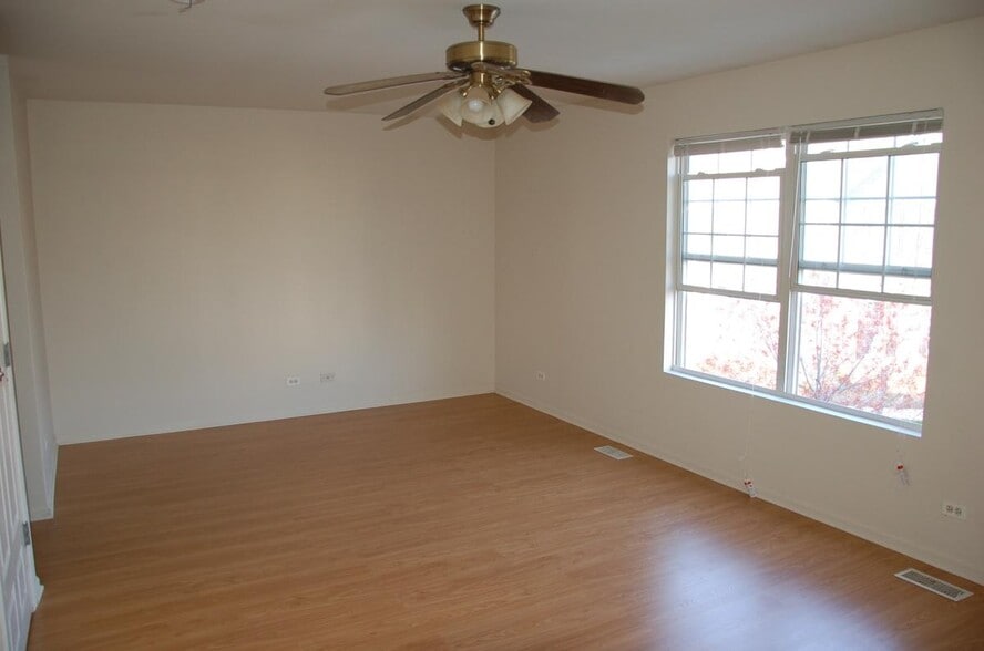 Building Photo - 143 Springbrook Trl S