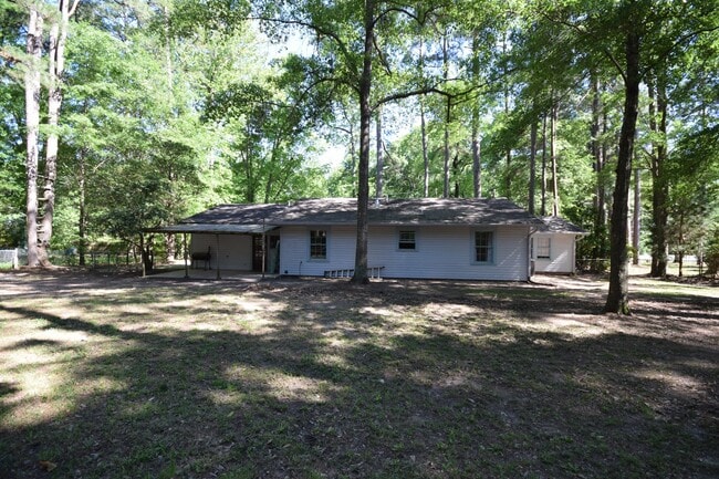 Building Photo - 3 Bed 2 Bath with Large Backyard Close to ...