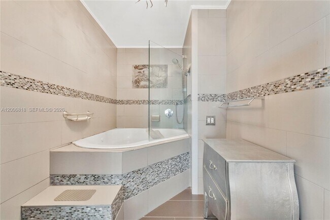 Building Photo - 5555 Collins Ave