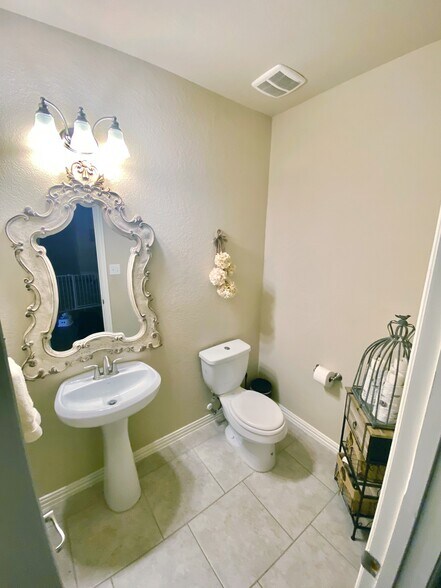 Powder room - 22819 Akin Town