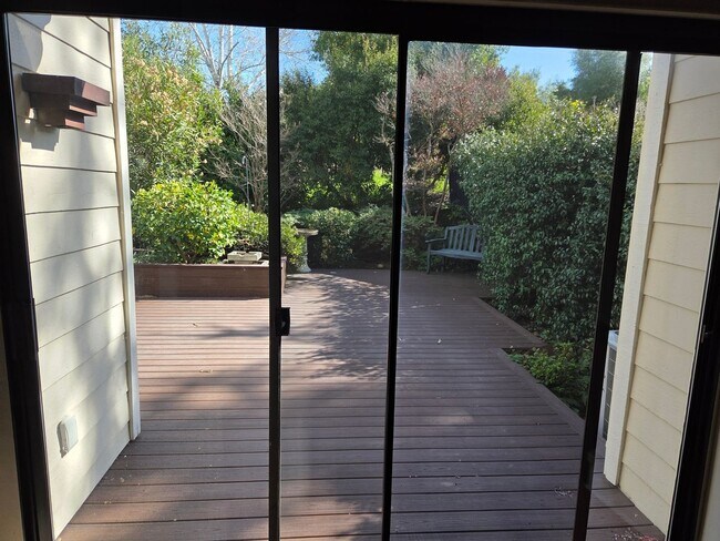Building Photo - Amazing 3 bedroom, 3 bathroom Walnut Creek...