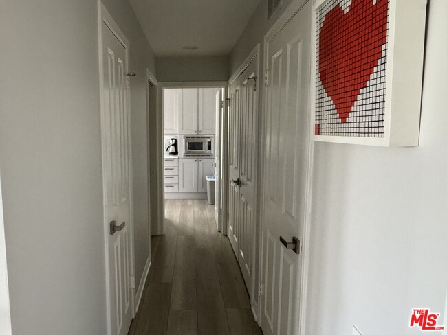 Building Photo - 405 N Palm Dr