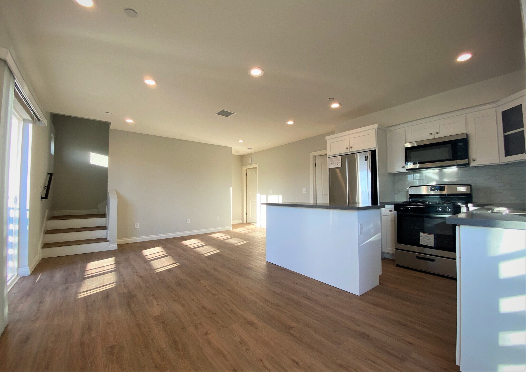 Building Photo - 5544 Romaine St