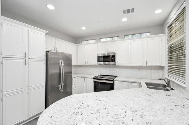 Building Photo - 60 Lakeridge Ct