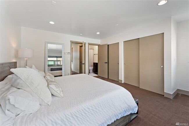 Building Photo - 2Bd/1.75Ba Seattle Townhouse
