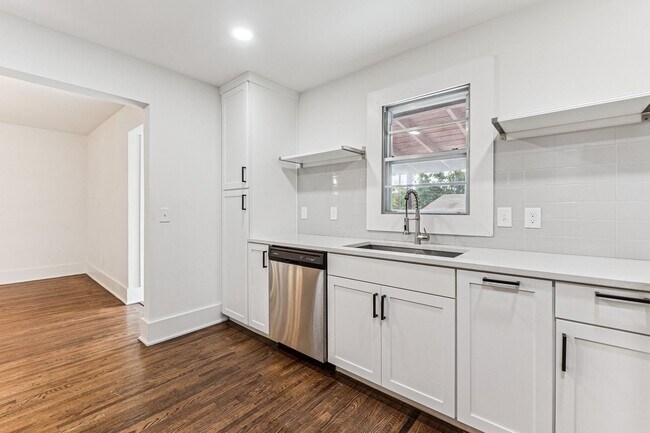 Building Photo - Midtown 3/2 with 2 Car Garage!