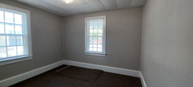 Building Photo - 806 Pou St