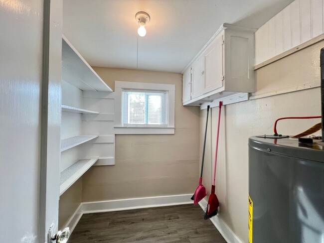 Building Photo - This adorable fully furnished 2 bedroom/1 ...