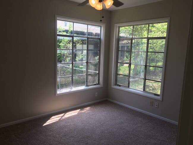 Building Photo - BUNGALOW CLOSE TO ZOLKER PARK