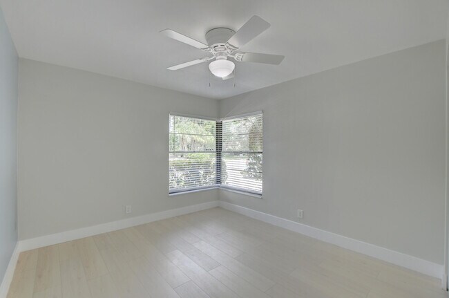 Building Photo - 20995 Country Creek Dr