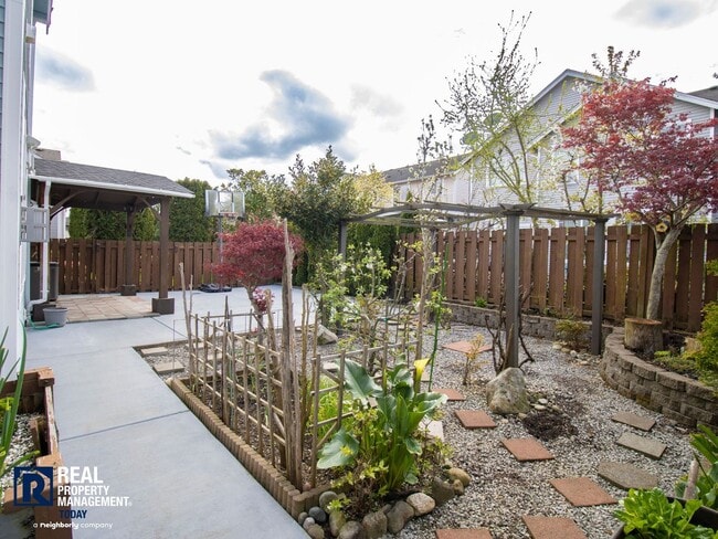 Building Photo - Spacious 5-Bedroom Home with 3-Car Garage & Fenced Yard in Kent!!