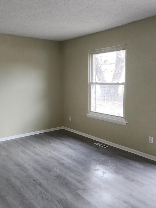 Building Photo - 128 Cherryview Ln
