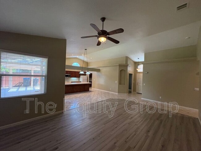 Building Photo - 1016 E Arlen Ave