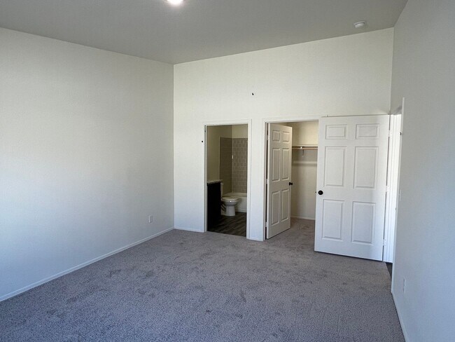 Building Photo - 3 BEDROOM TOWNHOME!